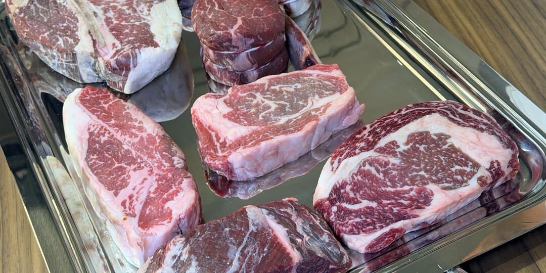 Сколько стоит самый дорогой и самый дешёвый стейк в новом мясном ресторане «Мрамор» при люксовом отеле