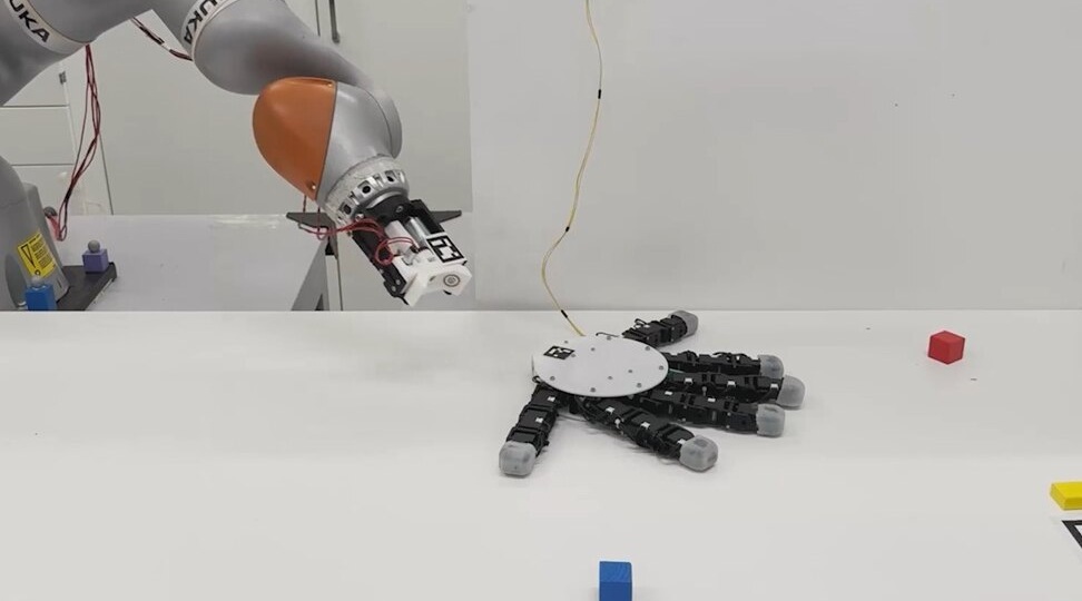 Ученые сделали робота-руку, которая гуляет сама по себе на шести пальцах