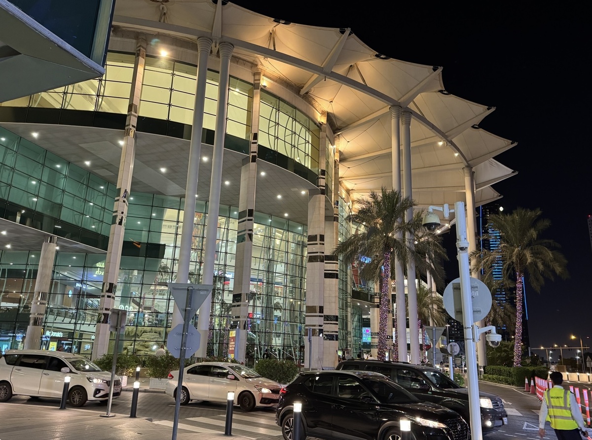 Сити Центр. Рядом справа банк, но туда даже не заходите, там серьезные люди с серьезными делами, там не до нас. До нас - налево, через парковку.