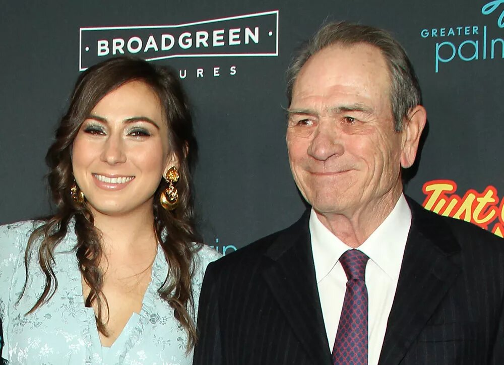     Дочь Томми Ли Джонса, обнаруженная мертвой в Новый год, была беременна