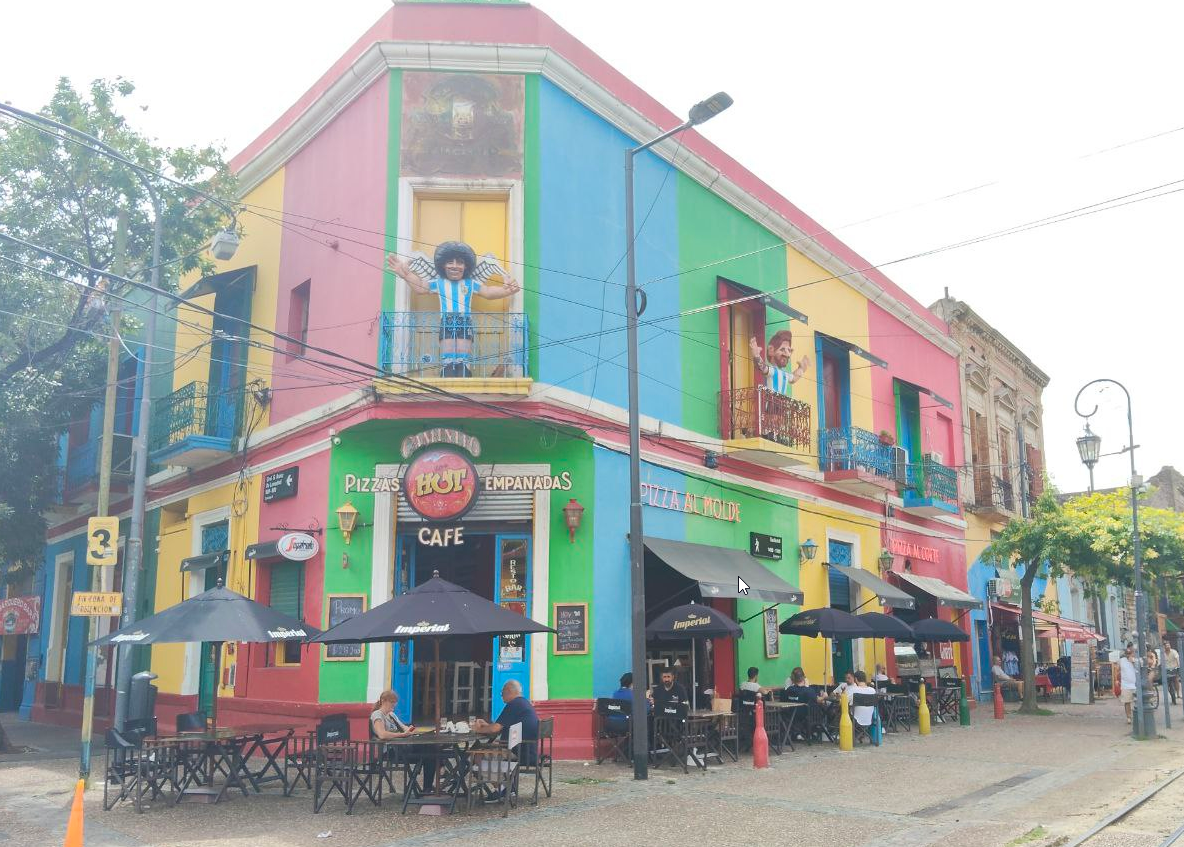 Как самая старая пиццерия Ла-Боки до сих пор кормит пиццей на гриле. Мое фото.