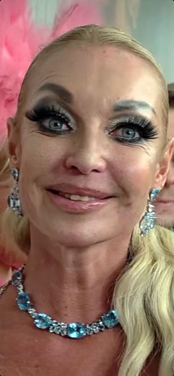    Балерина ослепляла драгоценностями на своем юбилее