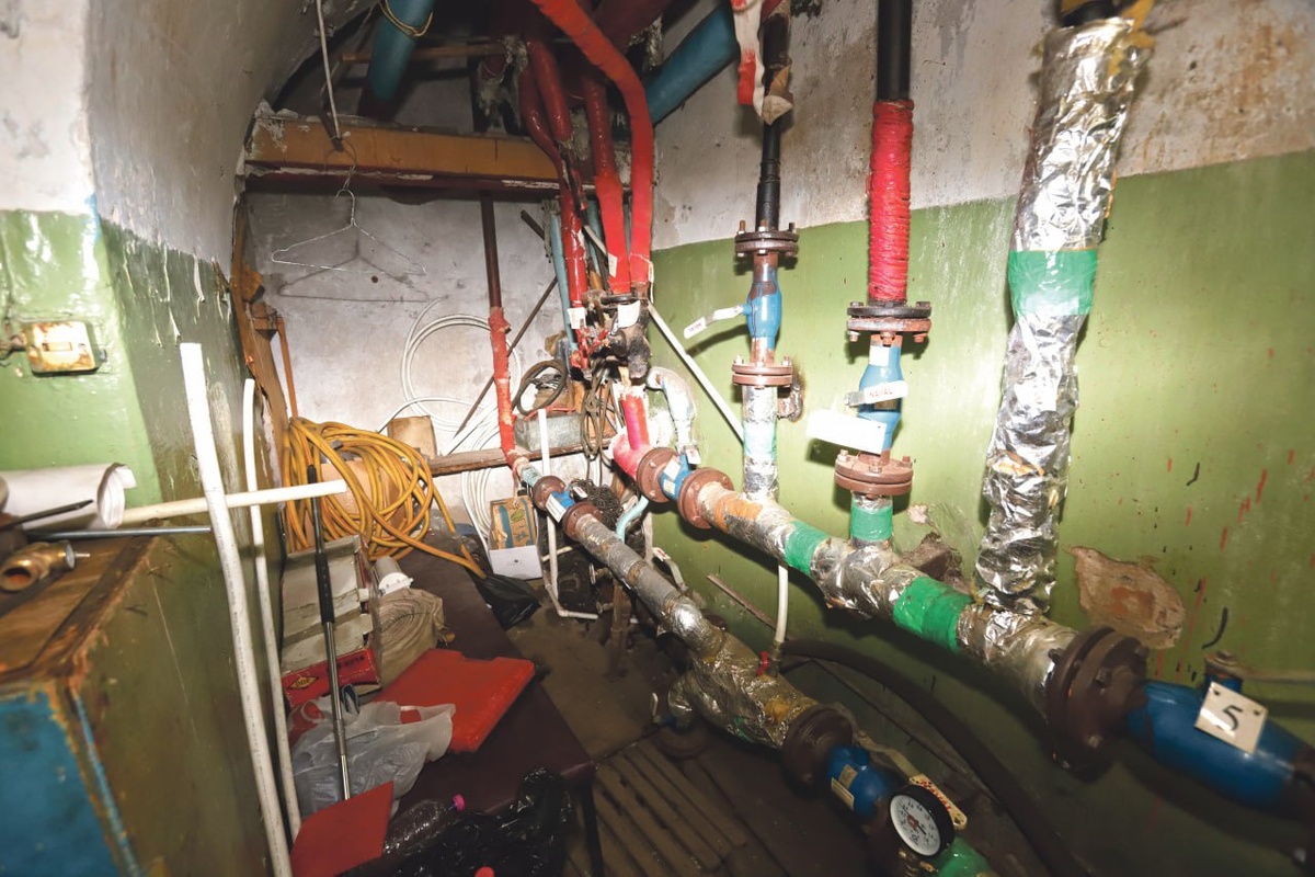    Место, где были похоронены Николай Путилов и его жена, многие годы остается в непотребном виде. / Фото: Святослав Акимов/РГ