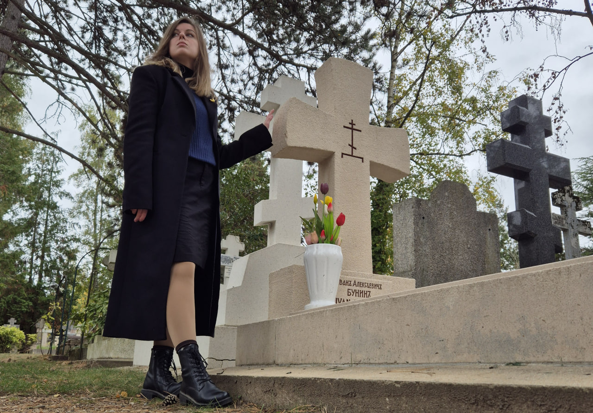 Могила Ивана Бунина на кладбище Сент-Женевьев-де-Буа во Франции