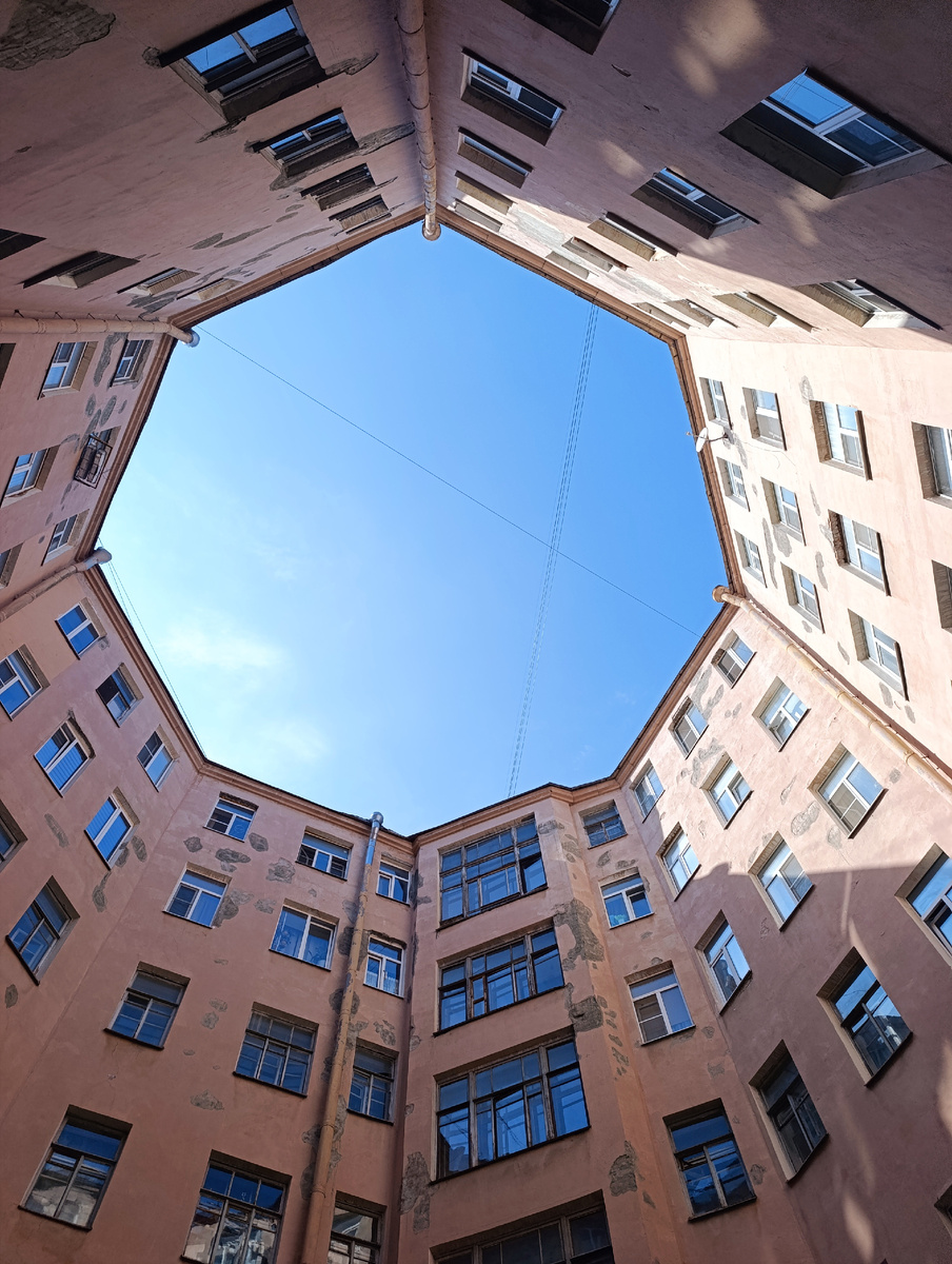 Фото автора. Небо Питера из двора-колодца. 