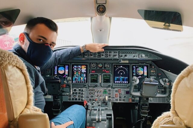 Экс-бортпроводника в США обвинили в том, что он притворялся пилотом