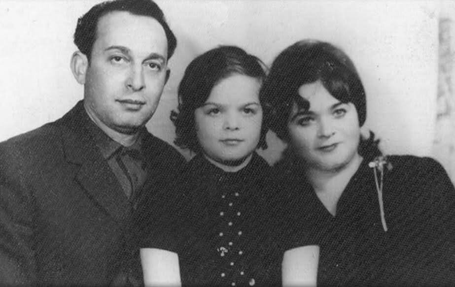 Родителей Ларисы Долиной звали Александр Маркусович Кудельман (отец, строитель/стекольщик) и Галина Израилевна Кудельман (мать, урожденная Долина, работала машинисткой); фамилию Долина она взяла как сценическую по девичьей фамилии матери