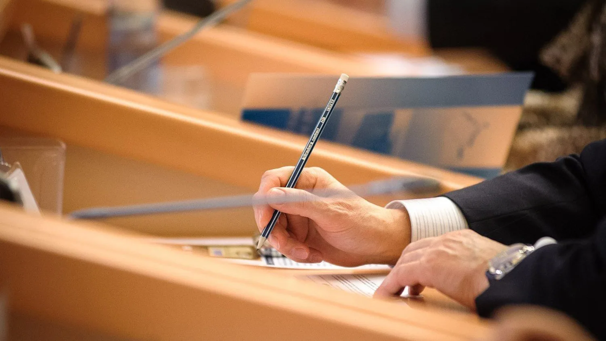 Фокус сместился с “обсуждать” на “контролировать”: кто надзирает и как проверяют