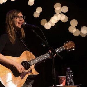 Лиза Лоб (Lisa Loeb) с гитарой ''TAYLOR 512-CE Acoustic Guitar''
