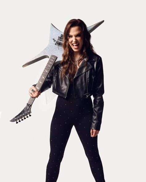 Лиззи Хэйл (Elizabeth Mae «Lzzy» Hale) с гитарой ''KRAMER Lzzy Hale signature Voyager''