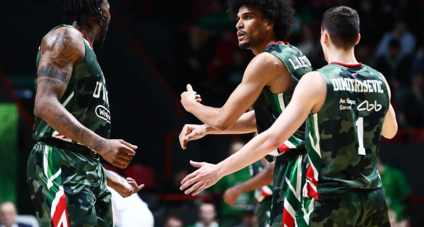    Баскетболисты УНИКСа | © Фото : KSENIYA BOGDANOVA