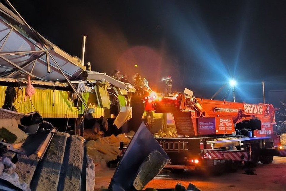    Спасатели разобрали обломки на месте обрушения торгового центра. Татьяна СОЛОВОВА