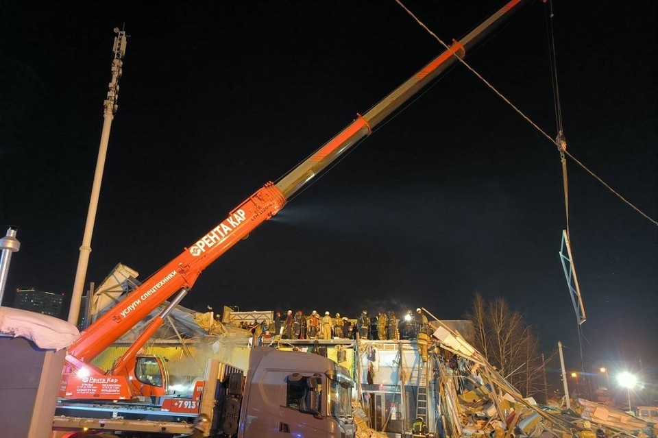    Сейчас на разбор завалов привлечены более 350 человек. Никита МАНЬКО