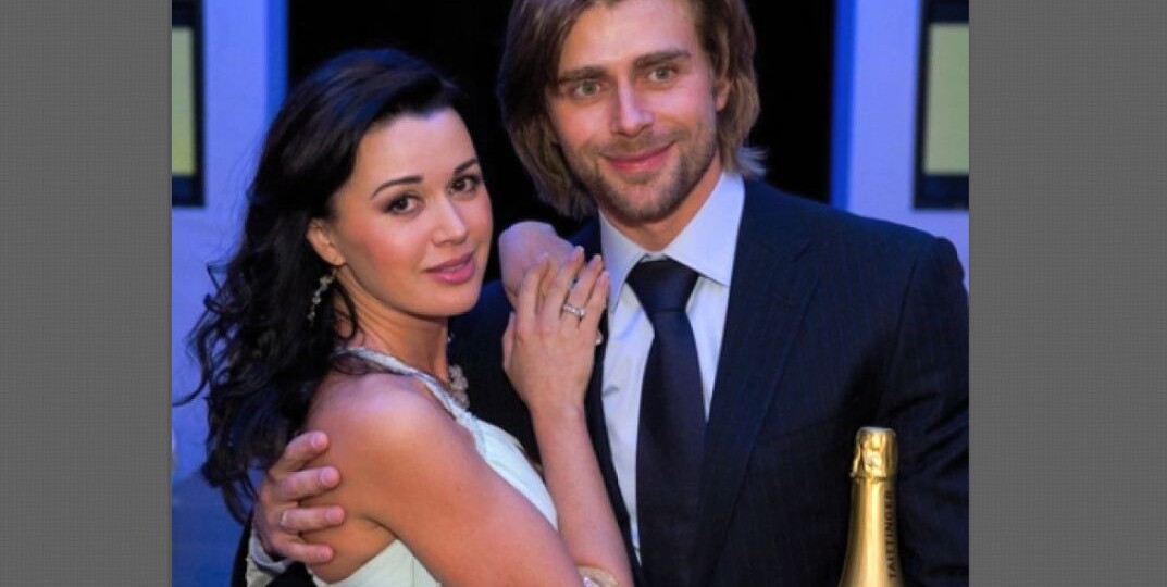 Мать Анастасии Заворотнюк с внучками Анной и Милой посетила ледовое шоу с участием Петра Чернышёва