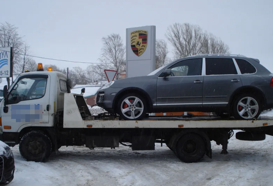 Сколько стоит починить заглохший Porsche или BMW после удаленной блокировки двигателя. Фото с просторов интернета