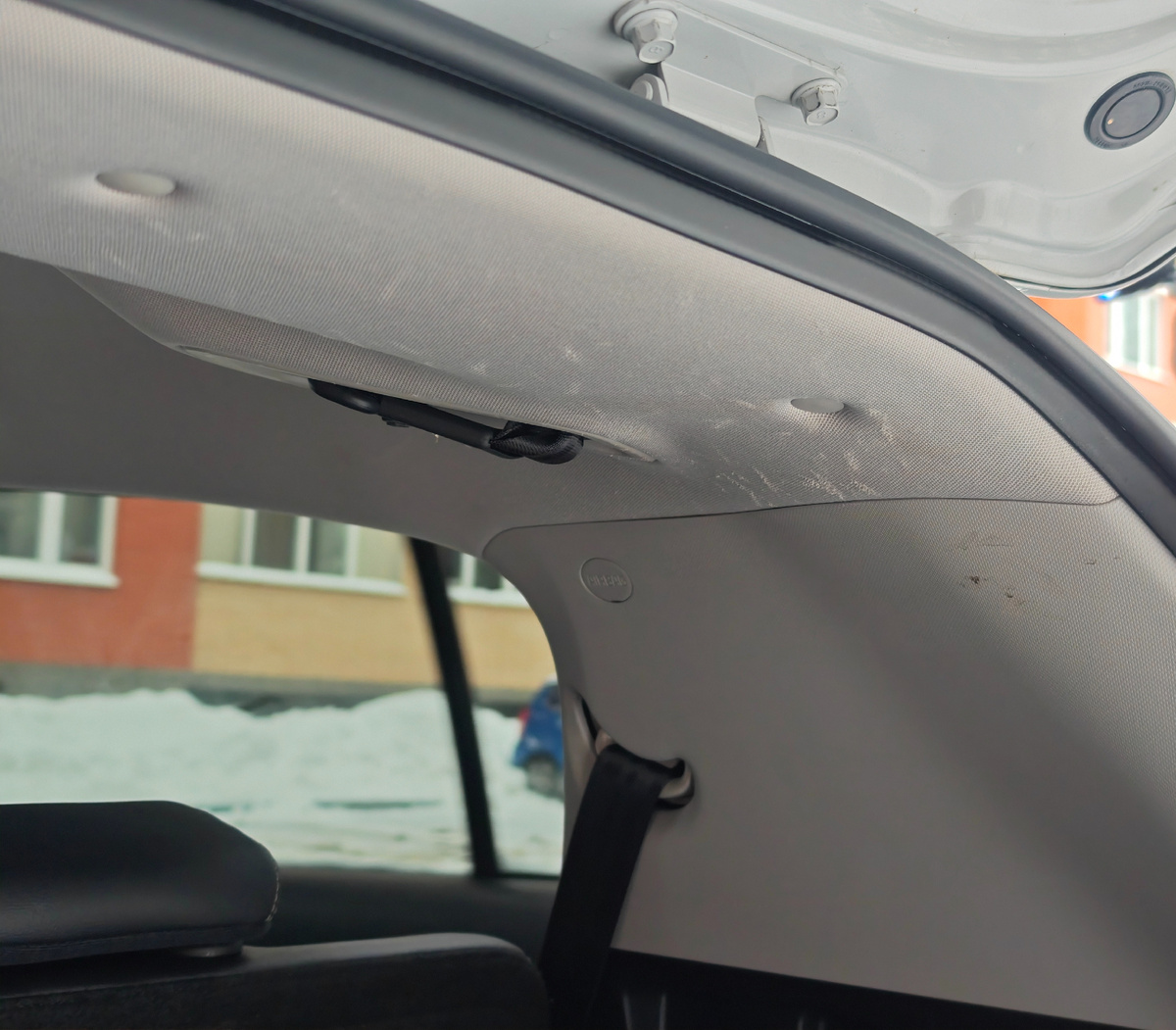 Вот такие царапины внутри салона