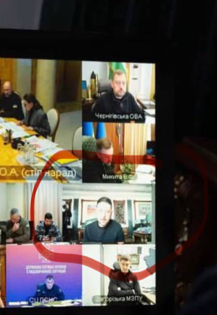    Если уж хотите сделать фото типа без света, то желательно все же его выключить во всем кабинете