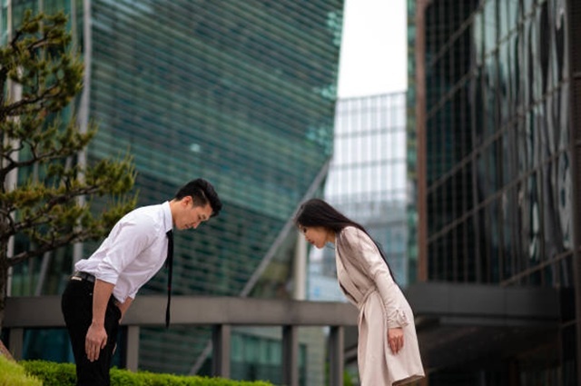 Южнокорейский этикет. Источник: AscentXmedia/Getty Images