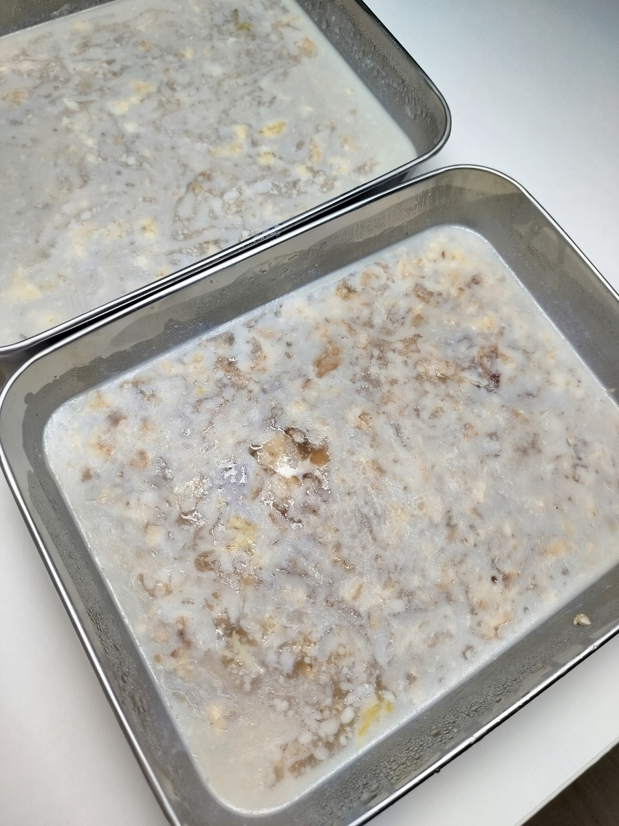 
Понадобятся говяжьи кости, но не голые маслы а суставные части:колени, хвосты. Все то ещё есть хрящи, жилы, соединительная ткань. Заложить в кастрюлю, залить холодной водой,и сразу же добавить столовую ложку яблочного уксуса. Довести до кипения, снять пену и поставить на самый минимальный огонь. Бульон не должен бурлить, он должен едва заметно вздрагивать. Варить 8-12 часов . за час до конца варки добавить морковь, лук , сельдерей.
Когда будет остынет он должен превратиться в плотное желе. Такой бульон нужно разлить по контейнерам и заморозить. Лечебная доза 200 мл в день. Можно пить как горячий напиток, или как основу для супов с крупами.


P.S. при варке не накрывать крышкой. Когда сварится, вытащить все кости, процедить через сито два раза.

Употреблять лучше всего утром , бросать в кашу один кубик замороженный, или разогреть  и выпить  как бульон. Ежедневно.