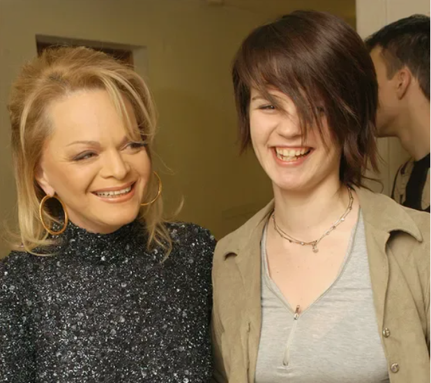 Лариса Долина и её дочь Ангелина из открытого источника яндекс фото