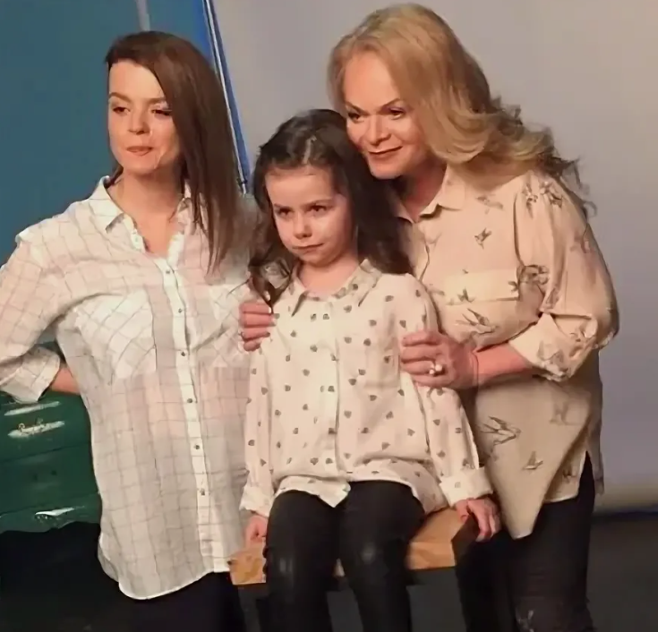Лариса Долина с дочкой и внучкой из открытого источника яндекс фото
