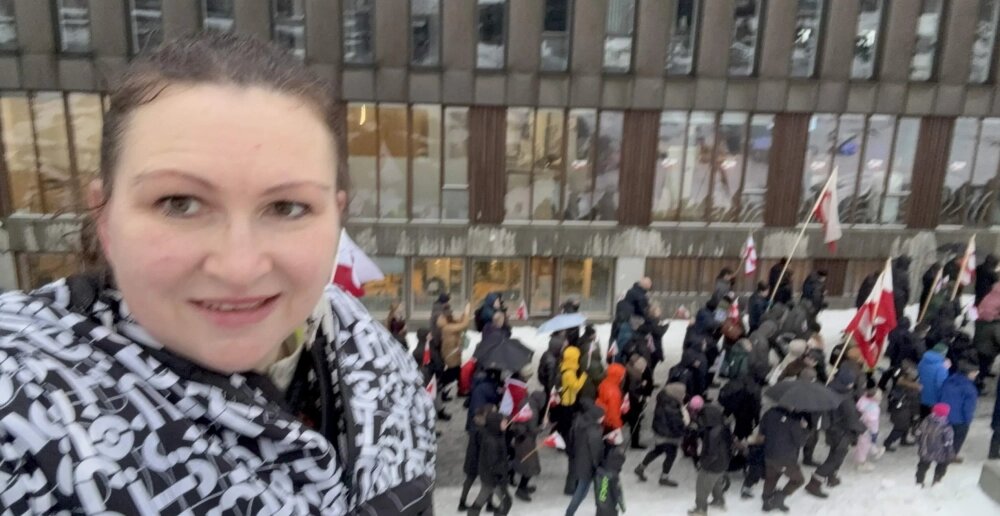    Алена Кохлер на фоне протестов против политики США в Гренландии. Фото: соцсети Алены Кохлер