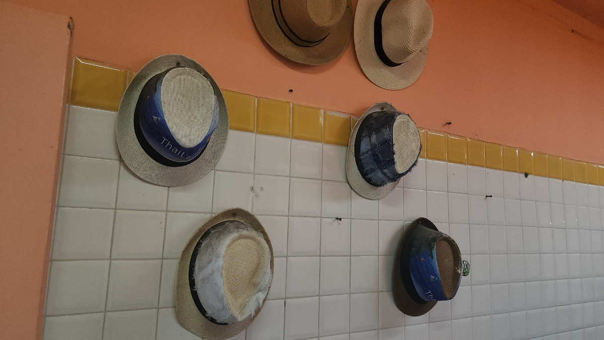 Шляпы в мужском туалете 