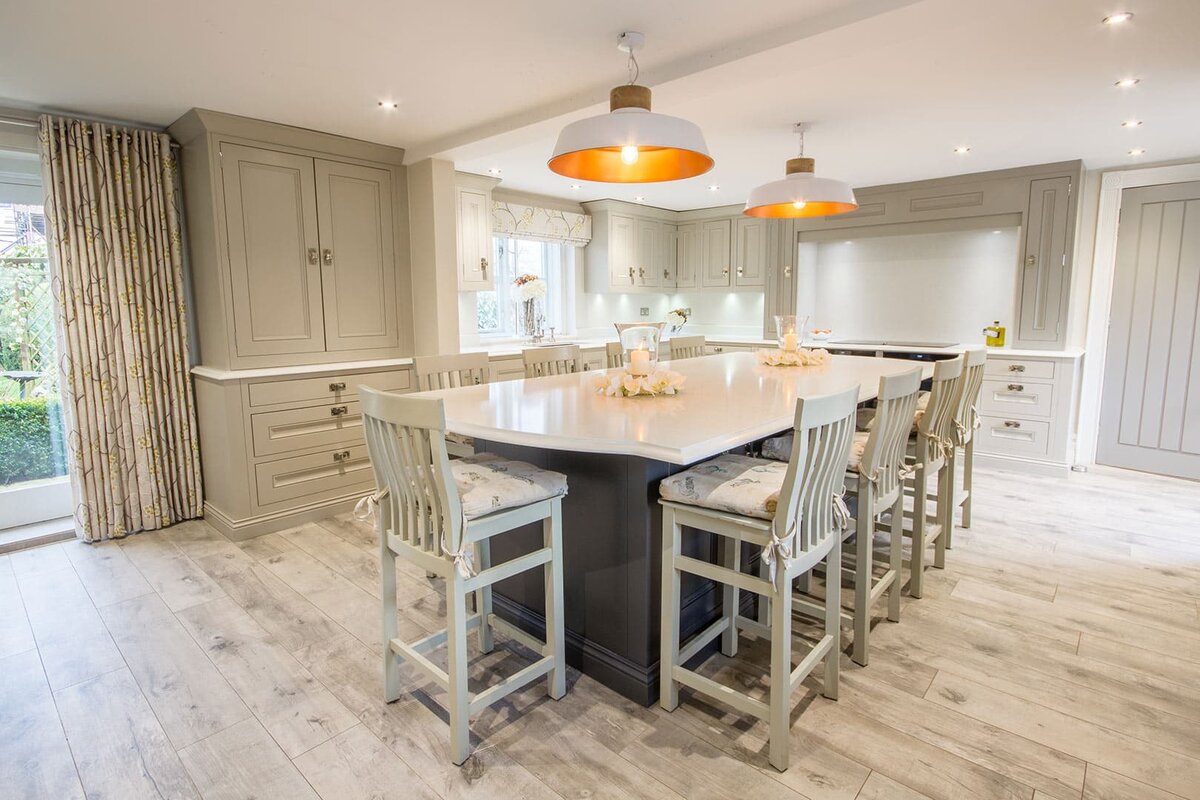 Большая кухня с комфортной обеденной зоной
