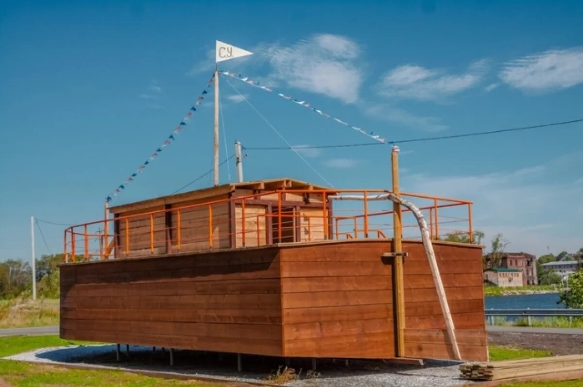    По своему локтю.