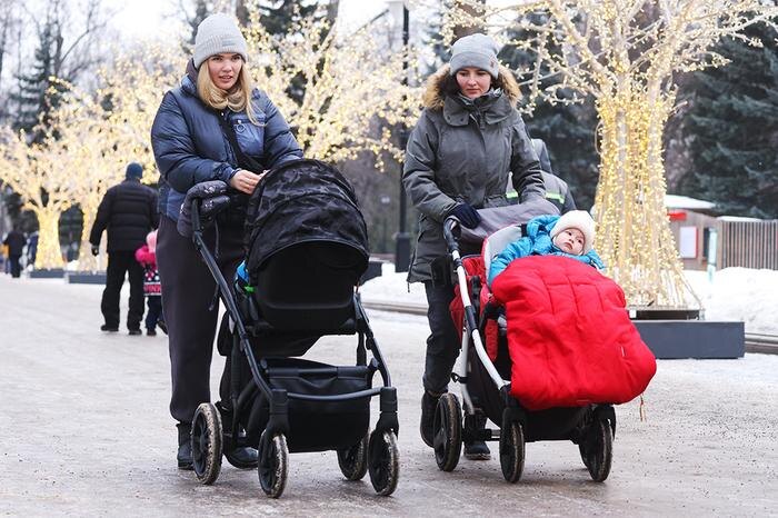 Юристы рассказали, на сколько вырастут детские пособия в 2026 году. Обложка © ТАСС / Артём Геодакян