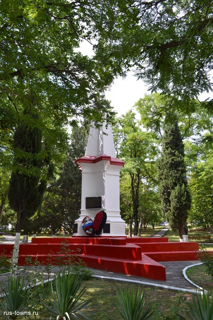 Братская могила на Октябрьской площади