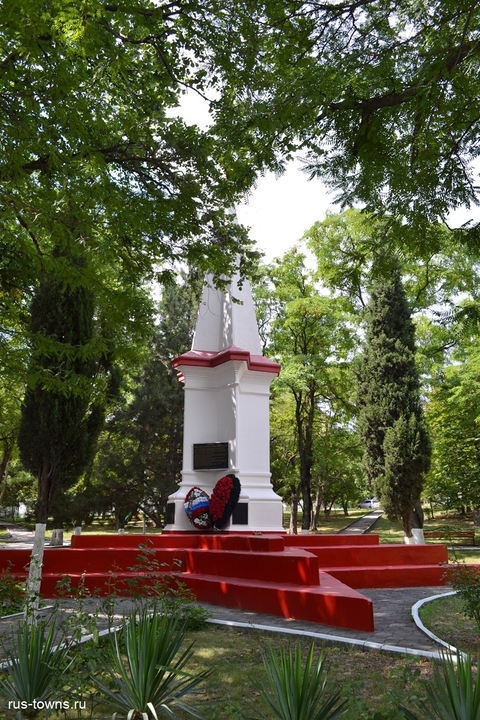 Братская могила на Октябрьской площади