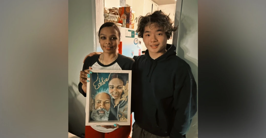 Подросток потерял мать и теперь бесплатно пишет портреты для семей, переживших утрату