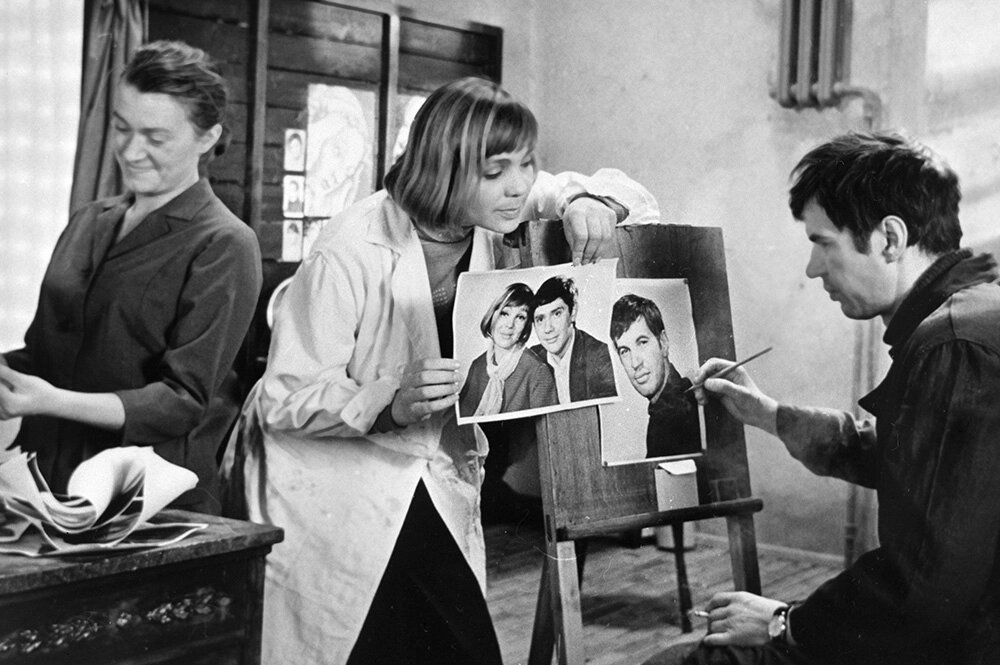    Народная артистка РСФСР Валентина Талызина и заслуженный артист РСФСР Георгий Бурков (справа) в сцене из фильма «Зигзаг удачи» (режиссер Эльдар Рязанов), 1968 год. Фото: РИА Новости