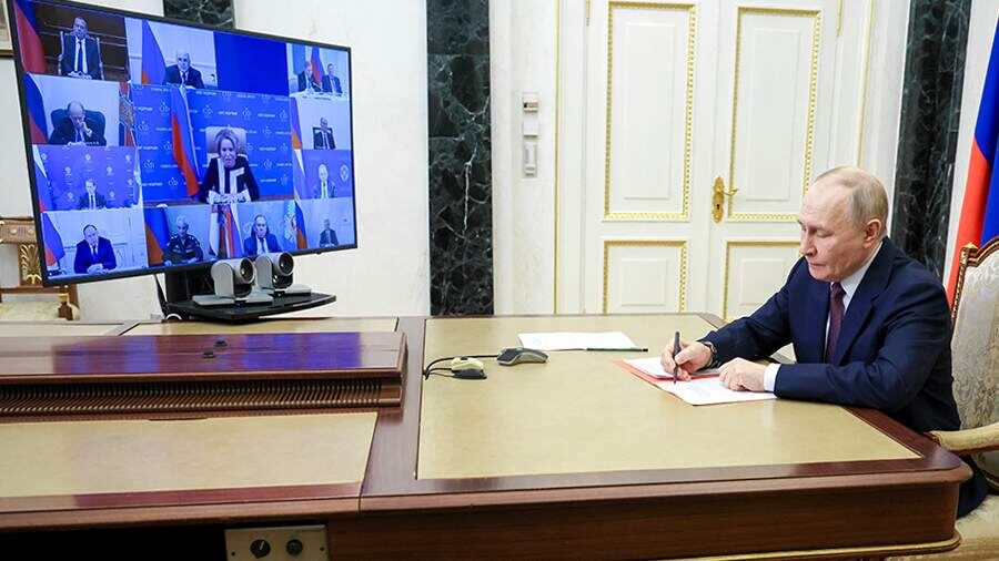 Во время совещания Путина с правительством раздался звонок по телефону спецсвязи