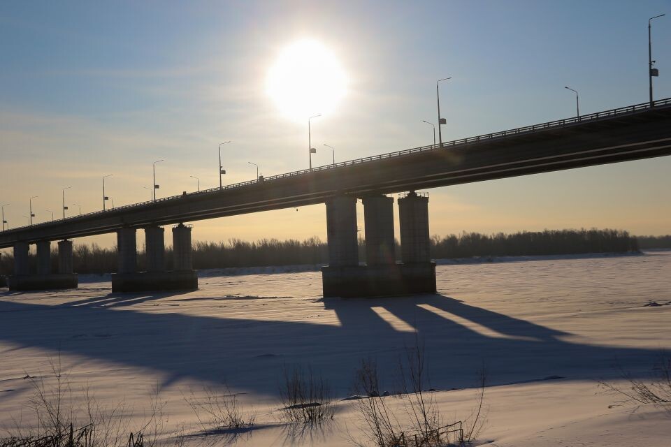    Мороз. Погода. Зима. Новый мост.. Источник: Виталий Барабаш