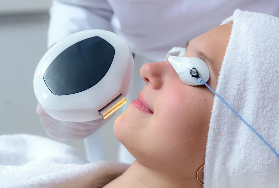 Lumecca — фотоомоложение IPL нового поколения, которое помогает убрать пятна и красноту, выровнять тон и сделать лицо визуально свежее без эффекта «переделанного» лица.