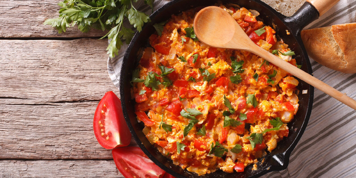 🍽️Любопытный факт: В Турции существуют два лагеря: любители менемена с луком и без. Также ярые споры вызывает зелень: классическая петрушка или более ароматная кинза? А настоящие гурманы утверждают, что менемен нужно есть исключительно деревянной ложкой из чугунной сковороды, чтобы не нарушить магию вкуса.