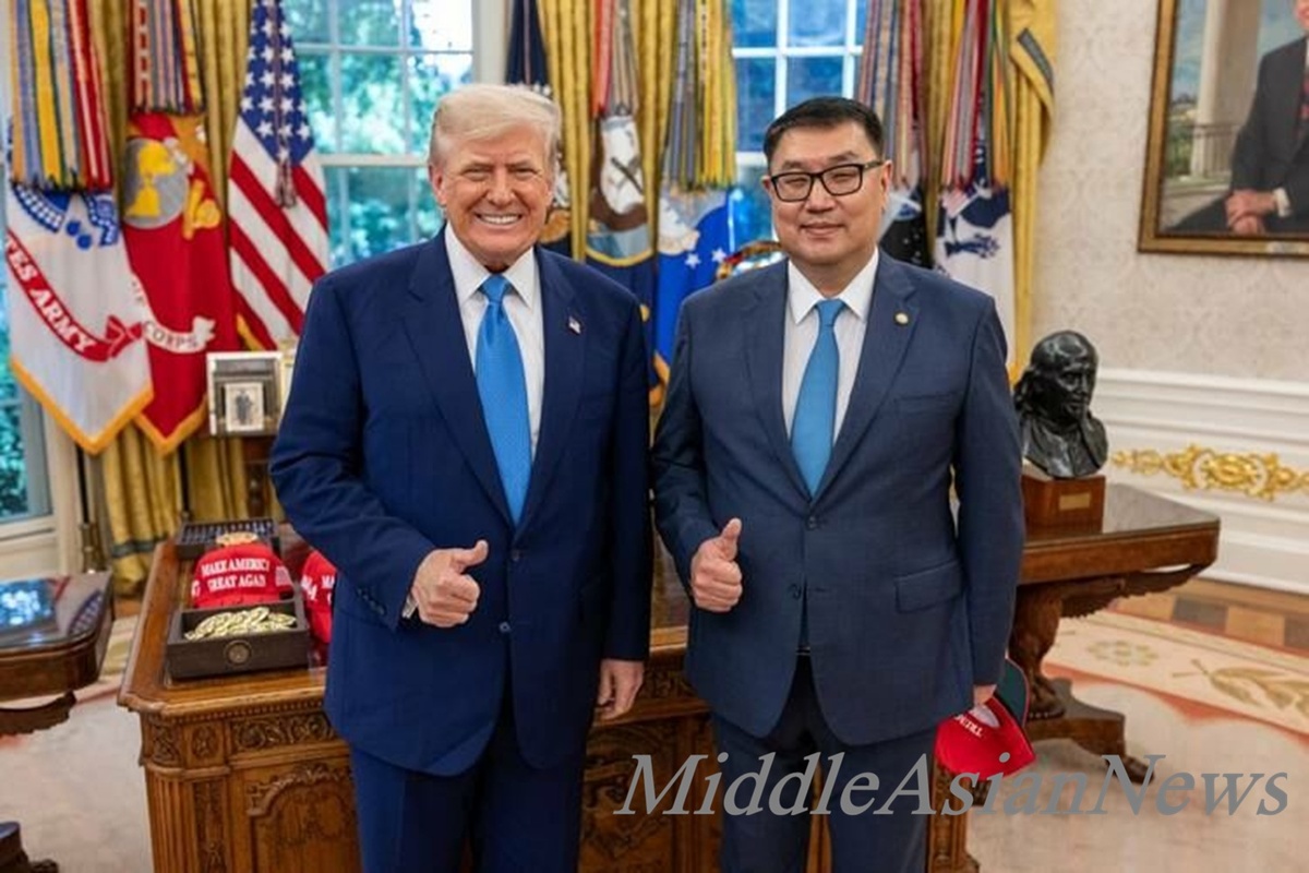 Президент США Дональд Трамп и посол Айбек Молдогазиев