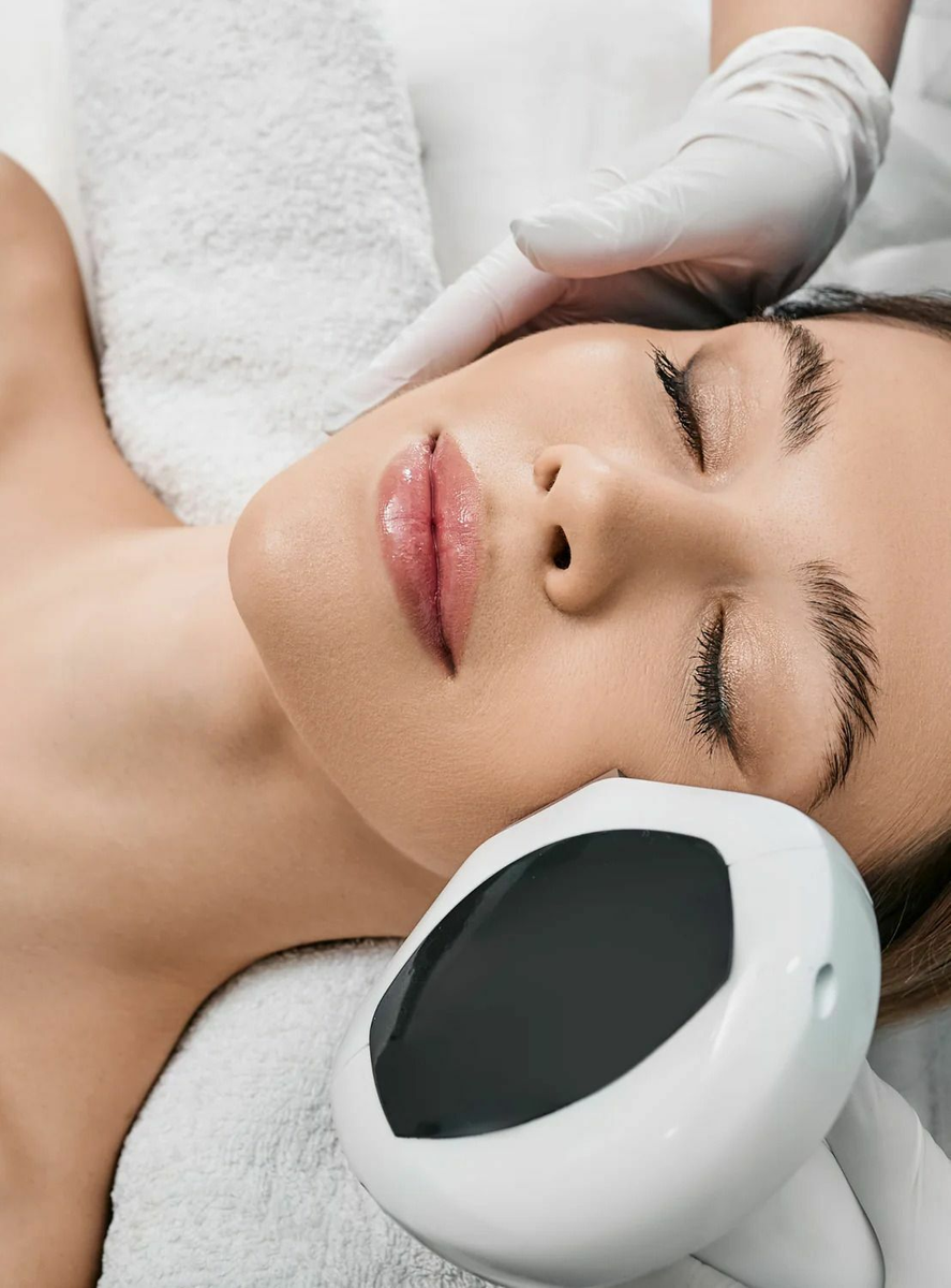 Lumecca помогает убрать пятна и красноту и освежить тон без долгой реабилитации, но результат зависит от правильного протокола, настроек и ухода после процедуры.