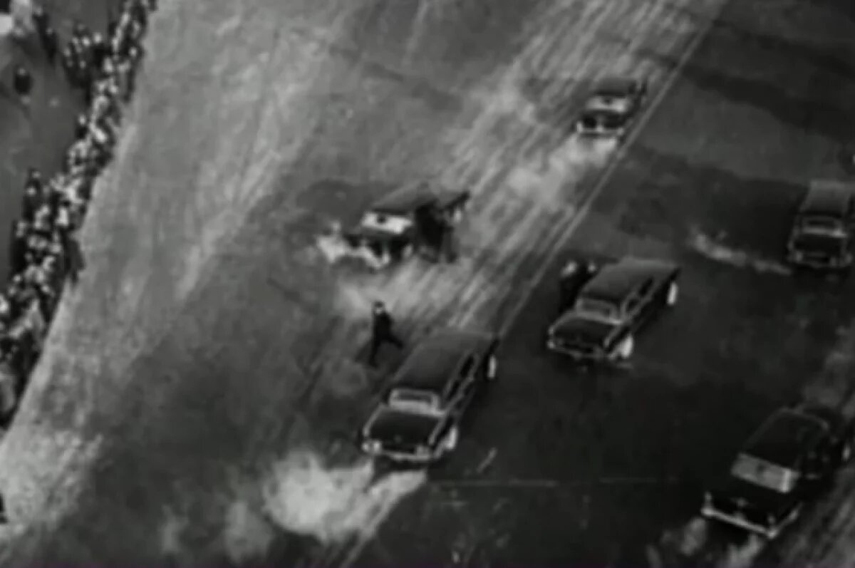    Через несколько секунд после выстрелов.