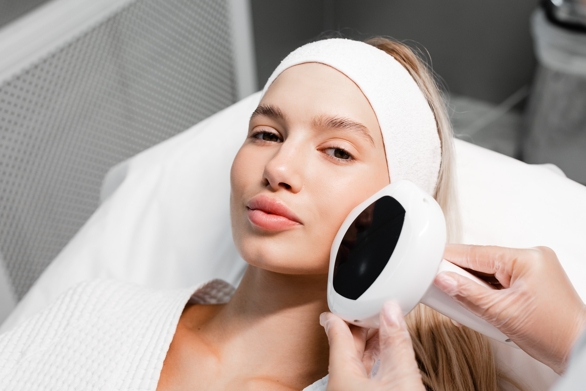 Lumecca даёт естественный эффект “ровной и ухоженной кожи”: уменьшает пятна и красноту, сохраняя ваши черты лица без радикальных изменений.