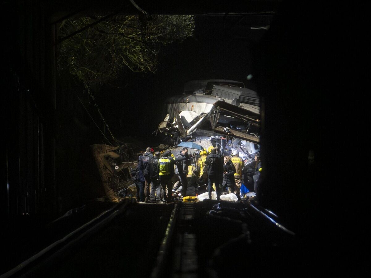    Экстренные службы на месте схода с рельсов поезда из-за обрушения подпорной стены на железнодорожные пути в Желиде, Испания | © Getty Images / Anadolu / Lorena Sopena Lopez