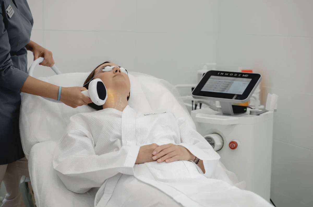 Lumecca — это IPL нового поколения, которое точнее работает по пигменту и сосудам, поэтому чаще даёт более заметное выравнивание тона и уменьшение красноты, чем классический IPL.