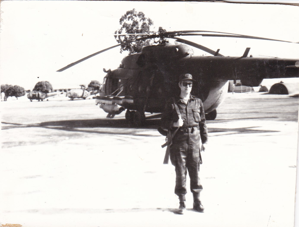  На фото, советник В. А. К. у нашей ,, лошадки,,перед вылетом в Луанду (уже с плазмодиями в крови).Малярия напала внезапно, заболели сразу трое.