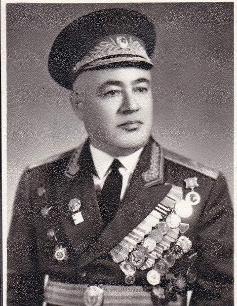 Фото,—-Чудесный человек, советский генерал, армянин М. Р. С. В Великую Священную войну вступил лейтенантом, закончил в Берлине майором, успел на войну с Японией.