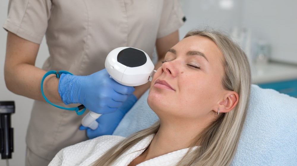 В Lumecca важнее всего не аппарат, а врач: безопасность и результат зависят от диагностики кожи, правильных настроек и соблюдения протокола.