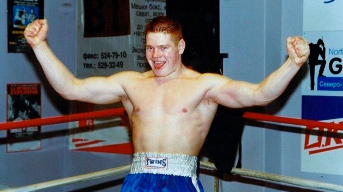 В спорт он пришёл через армейский рукопашный бой, где ценится не красота техники, а жёсткость и выносливость.