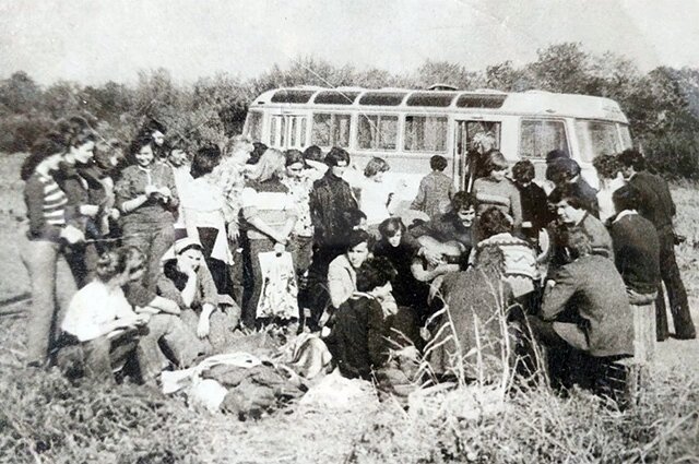    1 курс. Колхоз. На сборе помидоров. Анна Миненкова сидит в платочке, подперев щеку рукой, ей 16 лет. Александр Хацков, как всегда, с гитарой. Он уже после армии. Фото: Личный архив