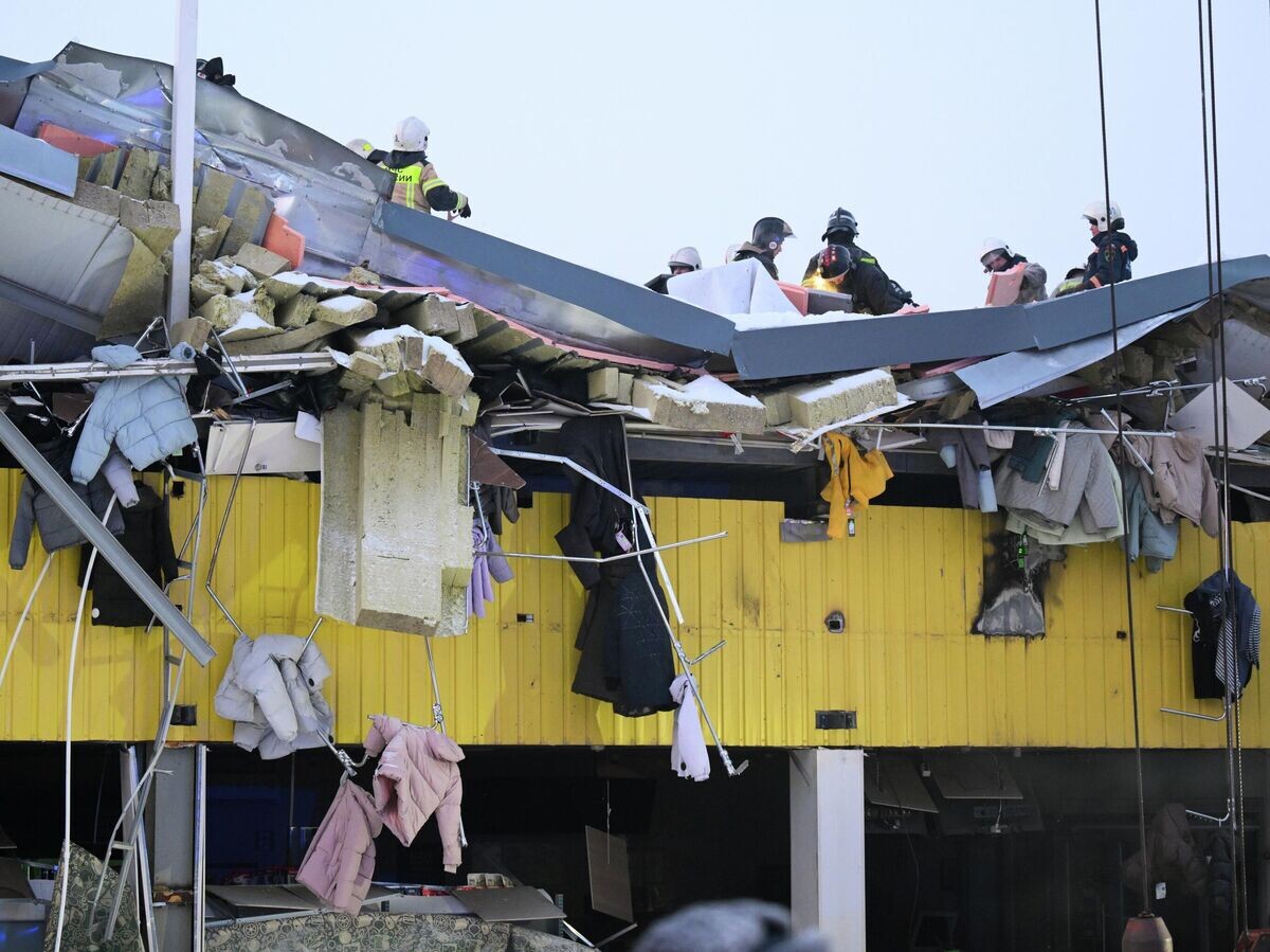    Сотрудники спасательной службы МЧС РФ на месте обрушения кровли торгового центра в Новосибирске | © РИА Новости / Александр Кряжев